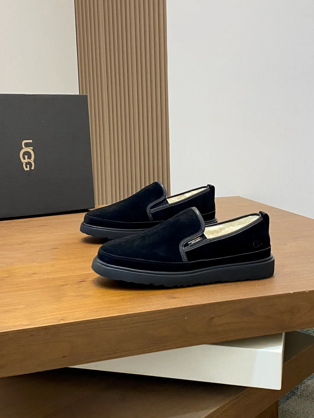 Men's shoes 💰580 New UGG fur-integrated men's simple and fashionable snow shoes. The most worth buying at the end of this year are warm casual shoes. Whether you are out and about at home, their comfortable and warm performance will be your most suitable fashion companion! The material is cowhide upper and imported wool is used inside. Two layers of cowhide for warmth and comfort! The eva+ rubber patch outsole is cushioned, non-slip and wear-resistant, and has good elasticity. It is light and wear-resistant, comfortable and soft, and the new simple cut is more fashionable. It has both practicality and fashion sense, so you no longer have to worry about how to match it in winter, while still maintaining your fashionable taste. High-quality genuine wool produced in Dongguan. The material depends on the details! Size: 39-40-41-42-43-44-45 sneaker size